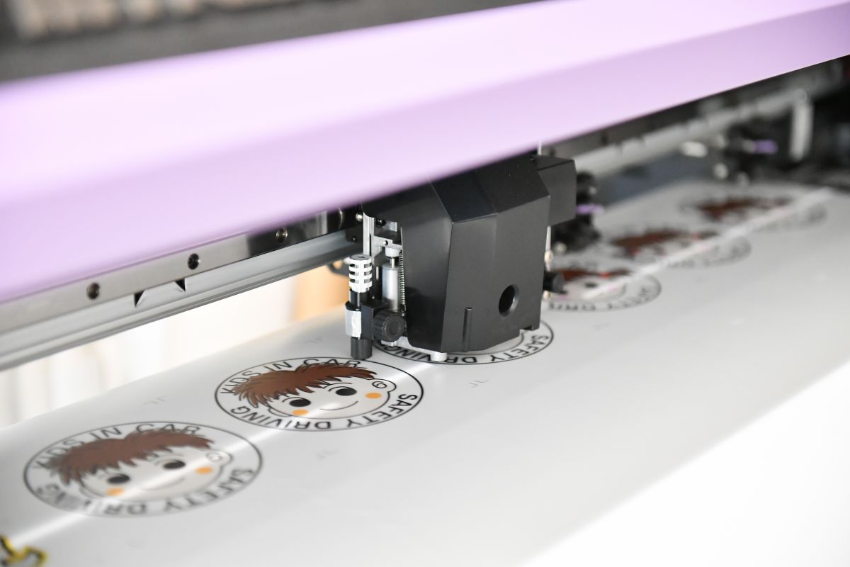 会社案内｜ステッカー作成｜わくわくステッカーランド｜ステッカー作成は福井・アートグラフィックプロ｜大型印刷・看板もOK！